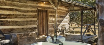 Voted Most Romantic! 1800's Peach Cabin/Close to Downtown/Hot Tub/Peaceful!