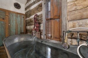 Spa - Voted Most Romantic! 1800's Peach Cabin/Close to Downtown/Hot Tub/Peaceful! (Fredericksburg)