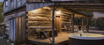 Voted Most Romantic! 1800's Peach Cabin/Close to Downtown/Hot Tub/Peaceful!