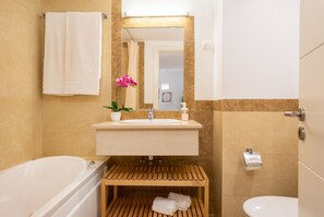 Ensemble douche/baignoire, baignoire à jets, sèche-cheveux, bidet