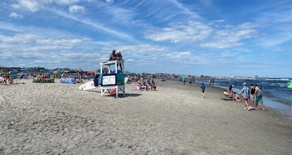 8 BR /4 Baths -Whole Bldg - 2 Units/ Walk to Fun