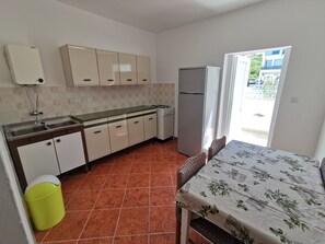 Réfrigérateur, plaque de cuisson, cafetière/bouilloire