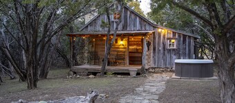 1800's Cactus Cabin/Hot Tub/Voted Most Romantic! Close to Downtown! Peaceful!
