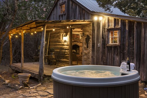 1800's Cactus Cabin/Hot Tub/Voted Most Romantic! Close to Downtown! Peaceful!