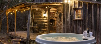1800's Cactus Cabin/Hot Tub/Voted Most Romantic! Close to Downtown! Peaceful!