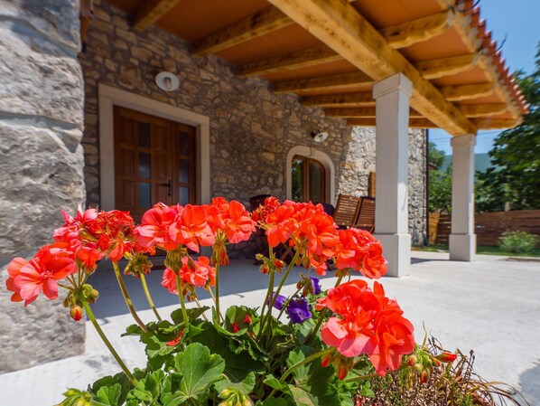 Exterior detail - Villanuova with Hot tube for lovers of nature (ŠUŠNJEVICA)