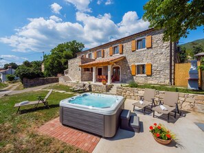 Terrace/patio - Villanuova with Hot tube for lovers of nature (ŠUŠNJEVICA)