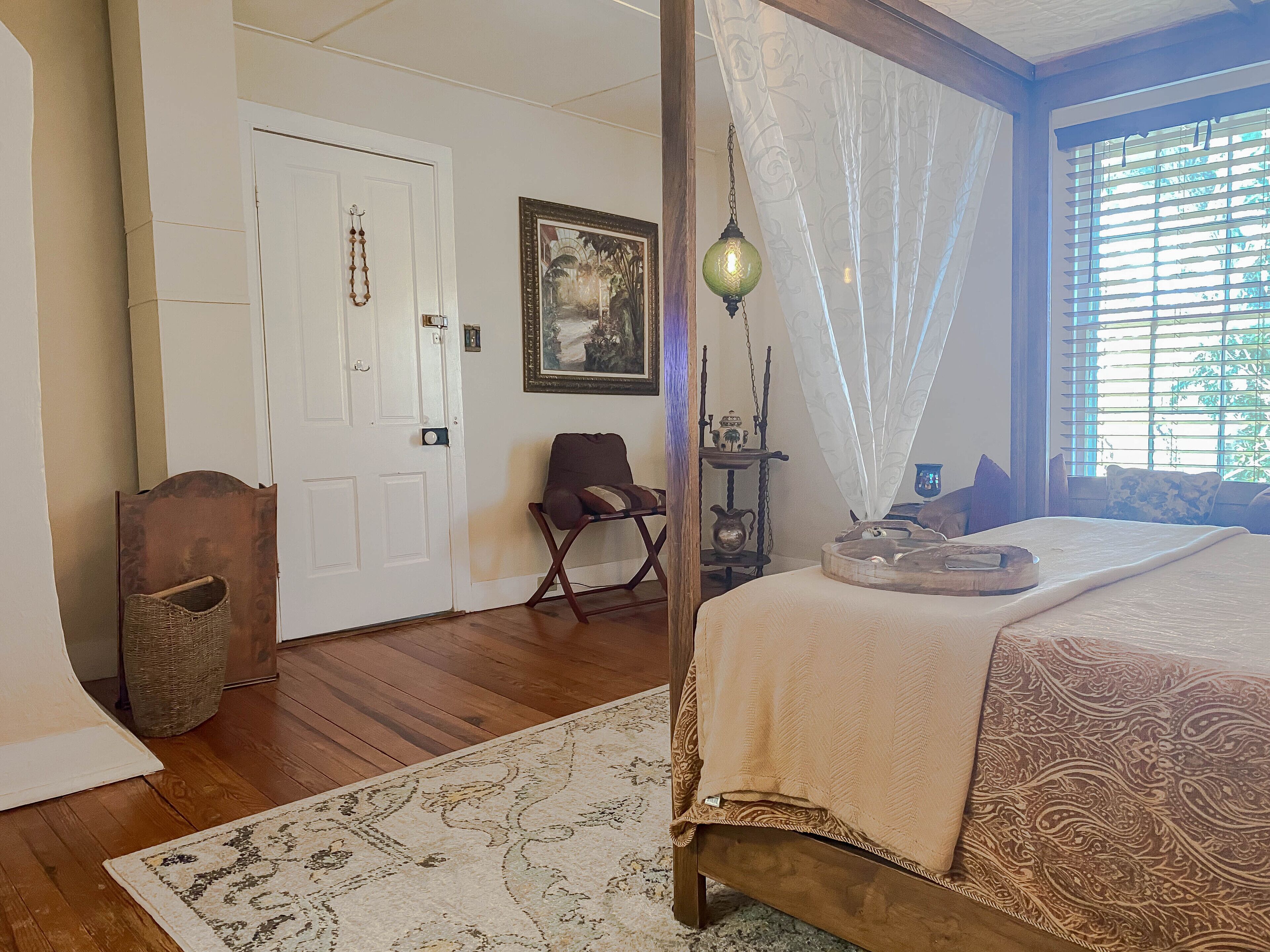 6 chambres, bureau, fer et planche à repasser, lit parapluie