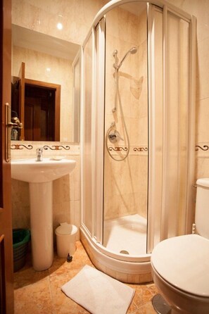 Een douche, handdoeken