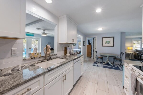 Réfrigérateur, four à micro-ondes, un four, surface de cuisson