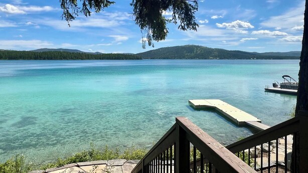 Ein freier Blick auf einen See mit einer Anlegestelle und einer Holzterrasse.