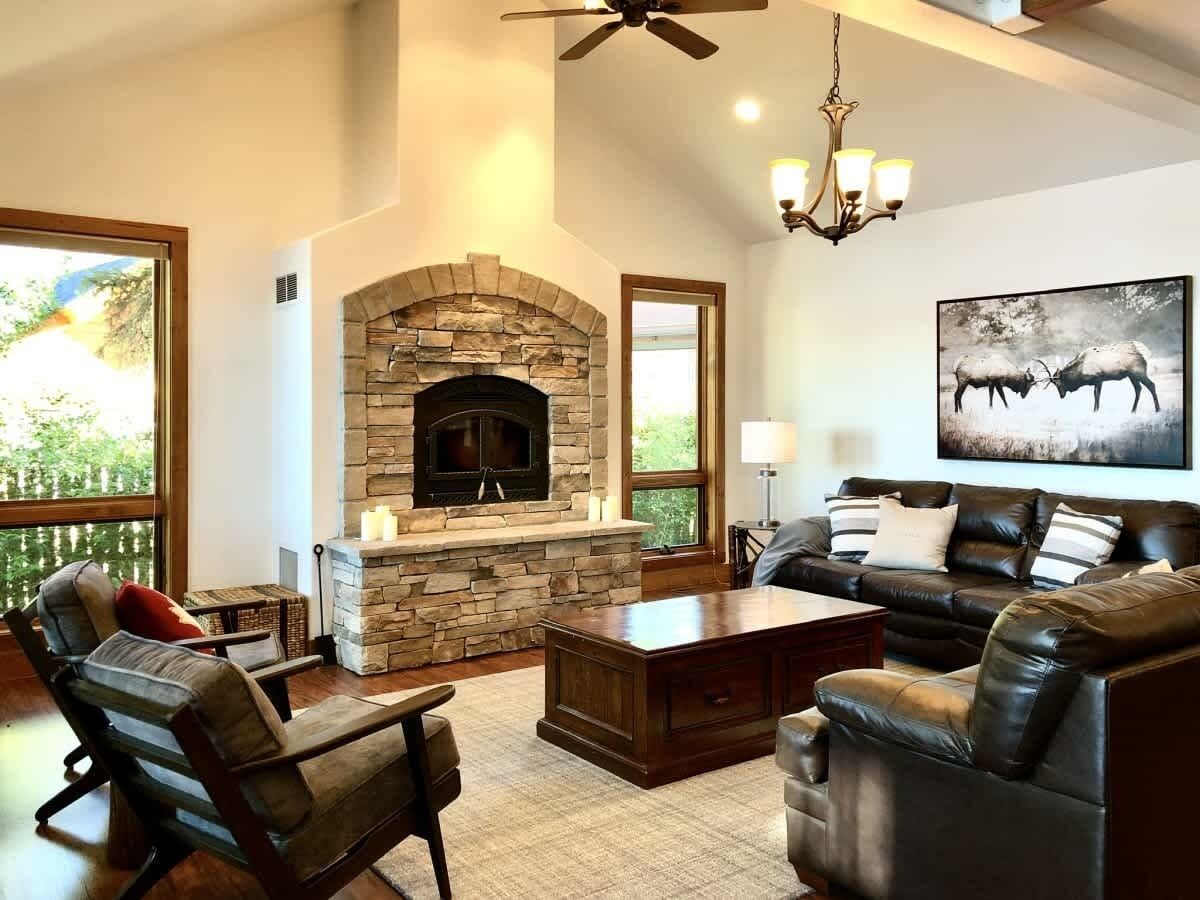 Télévision, cheminée, espaces bureaux