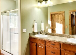 Dusche, Haartrockner, Handtücher