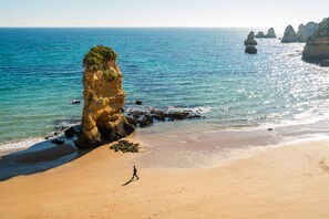 Una spiaggia nelle vicinanze, teli da spiaggia