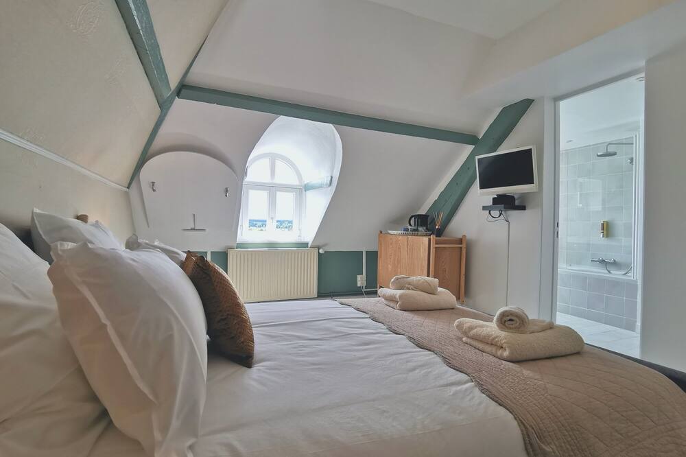 Villa Octavia Coliving: PRECIOUS room