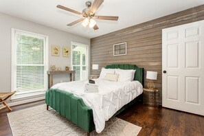 4 bedrooms, iron/ironing board, travel crib, free WiFi - Renovated Farmhouse Close to Downtown & Wineries, Hiking Trails, Sleeps 9 (Ellijay)