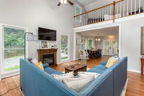 Smart TV, fireplace, foosball, books - Renovated Farmhouse Close to Downtown & Wineries, Hiking Trails, Sleeps 9 (Ellijay)