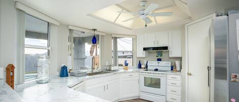 雪櫃、微波爐、焗爐、爐具