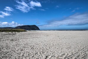 Beach nearby, sun loungers, beach towels