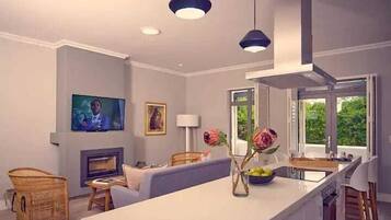 Căn hộ Deluxe | Khu phòng khách | TV màn hình phẳng, lò sưởi