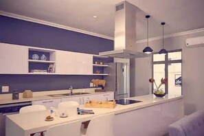 Deluxe Apartment | Private kitchen | Full-size fridge, microwave, oven, stovetop - Franschhoek Manor (Franschhoek)