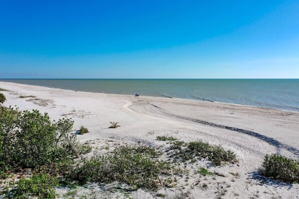 På stranden