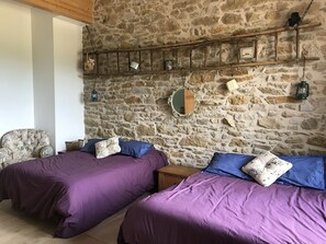 4 bedrooms, desk, iron/ironing board, free WiFi - Southern France living at its best - Pool, Terraces, Relaxing Views on 16ha (Occitanie)
