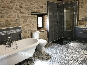 Bathtub, hair dryer, towels - Southern France living at its best - Pool, Terraces, Relaxing Views on 16ha (Occitanie)