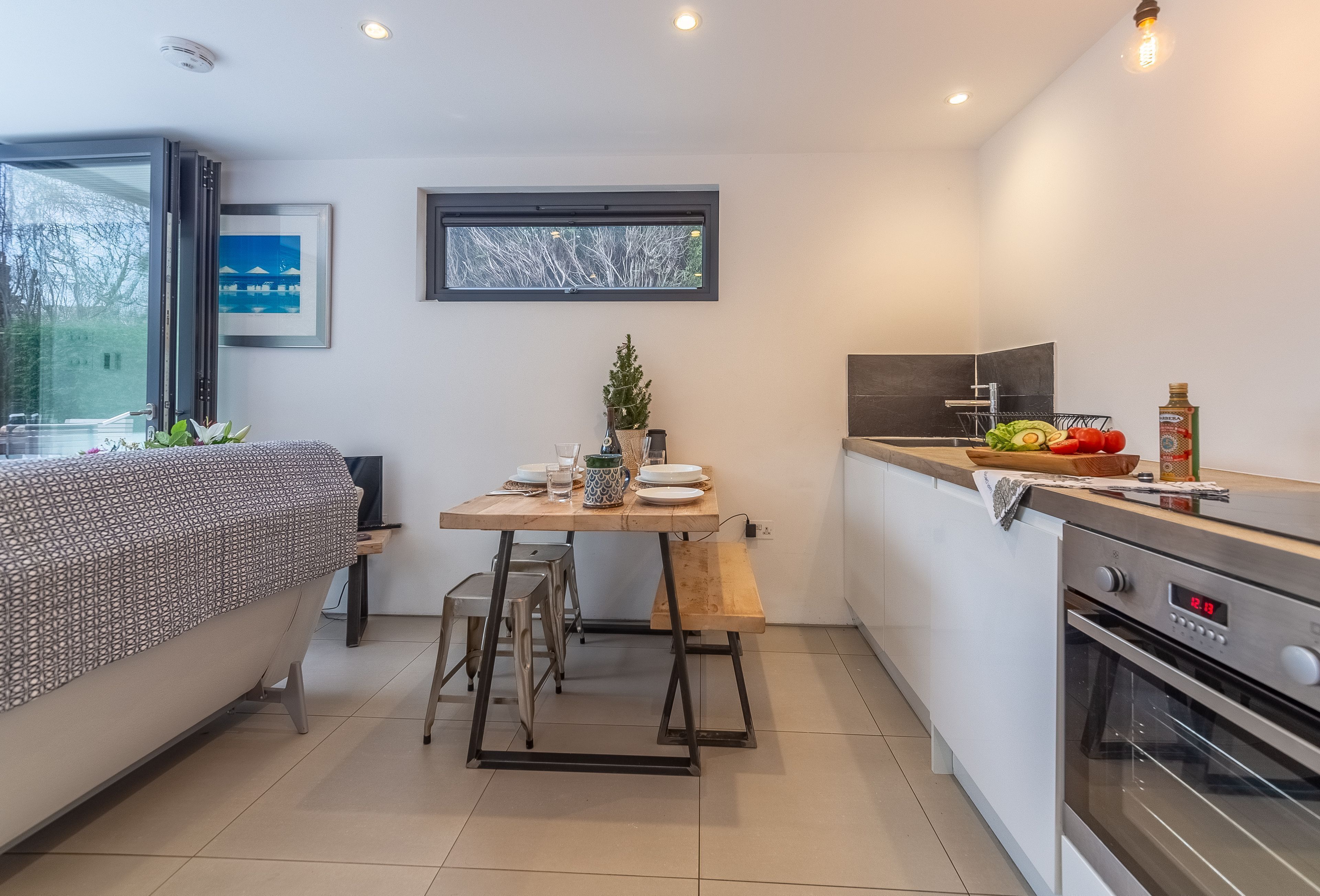 Kjøleskap, ovn, kokeplater og oppvaskmaskin