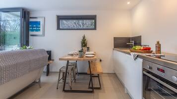 Kjøleskap, ovn, kokeplater og oppvaskmaskin