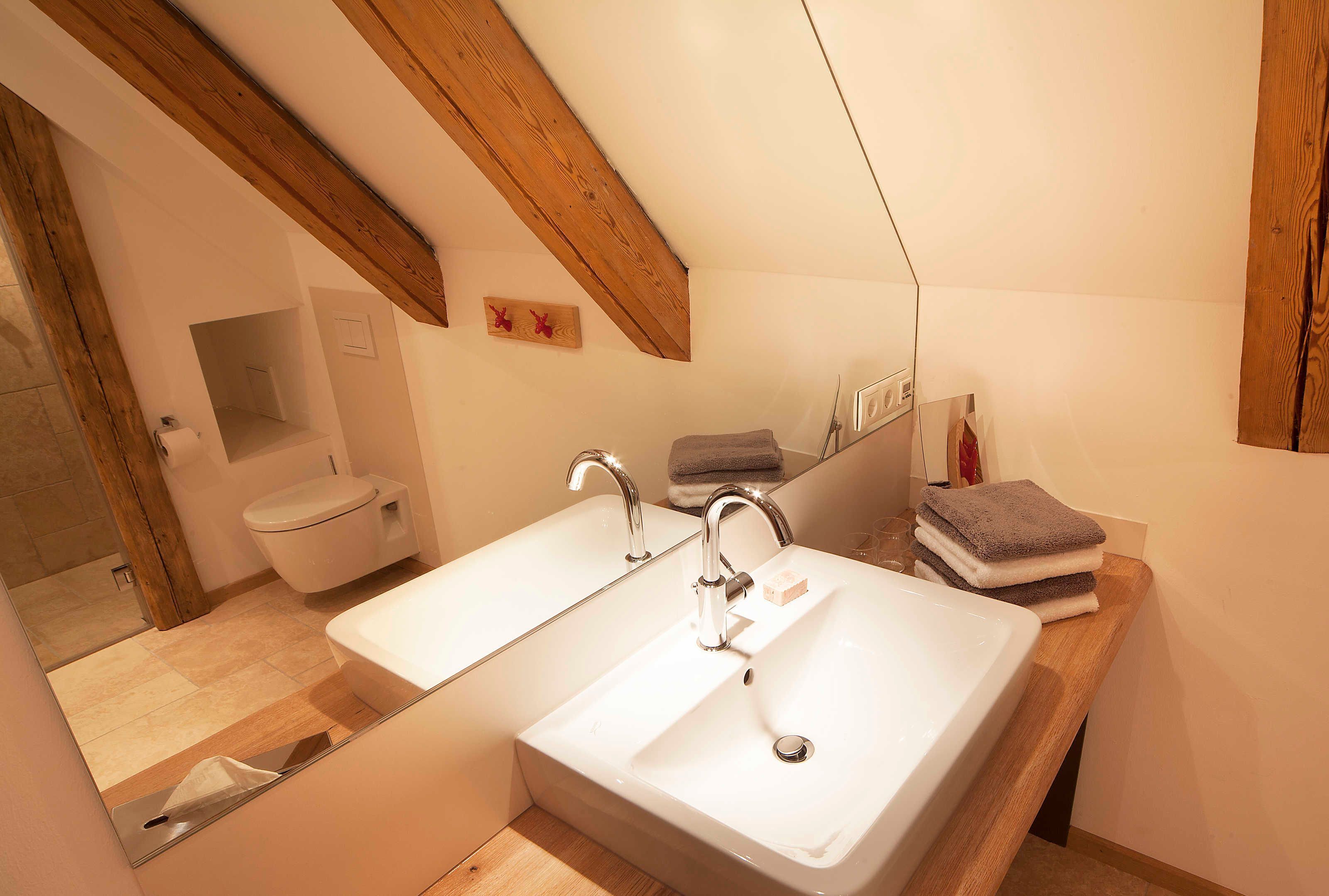 Dusj, hårføner og håndklær