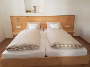 1 slaapkamer, een bureau, reisbedje, wifi