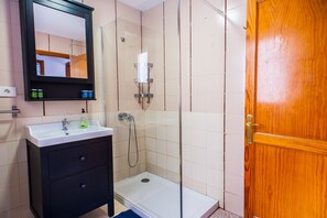 Dusche, Haartrockner, Bidet, Handtücher