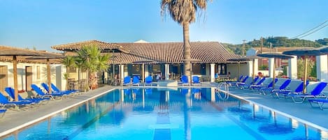 Una piscina al aire libre de temporada