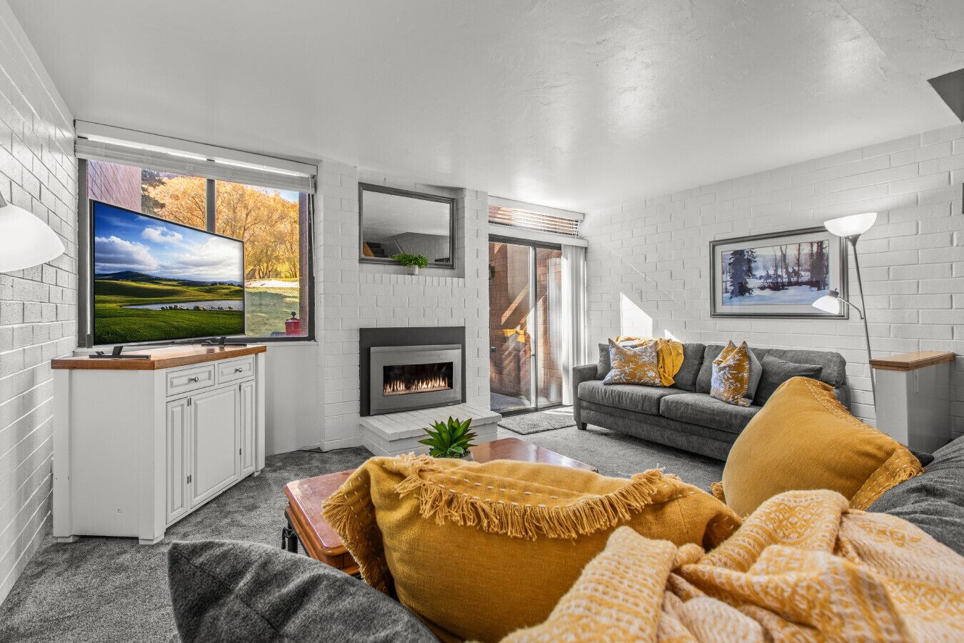 Smart TV, fireplace