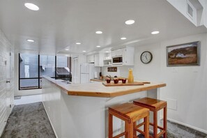 Frigorifero, microonde, forno, piano cottura