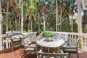 Outdoor dining - Fantastic, Spacious 3BR/3.5BA! Large Screened Porch with Wooded View! Amenity access including! (Seabrook Island)