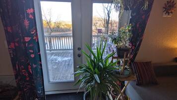 Smart TV, books, stereo, offices