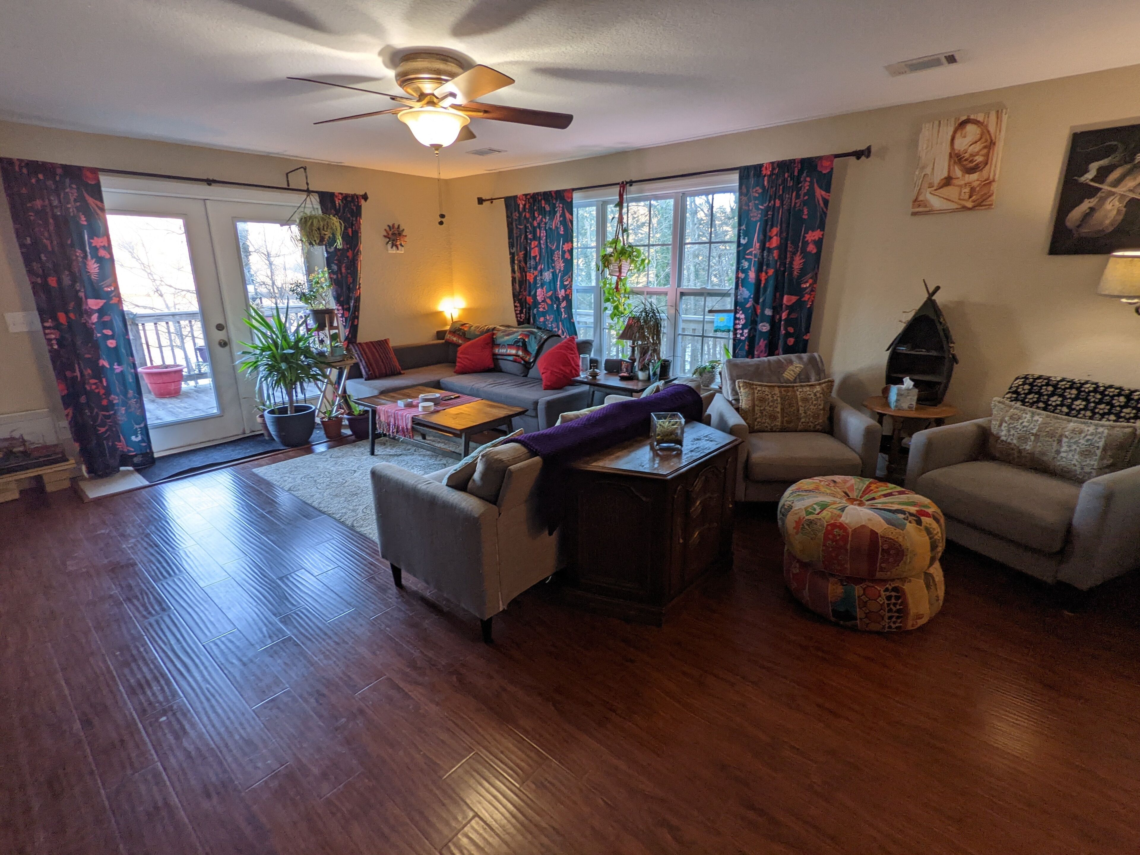 Älytelevisio, kirjoja, stereot, työhuone