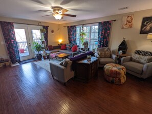 Smart TV, books, stereo, offices