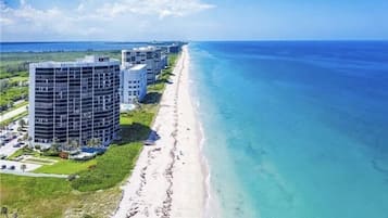 Vlak bij het strand, ligstoelen aan het strand, strandlakens