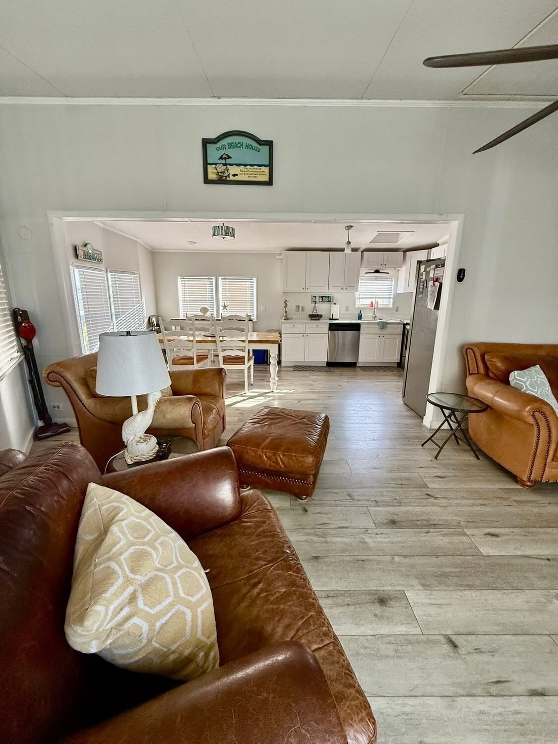 Een smart-tv, een tafeltennistafel, boeken en een stereo