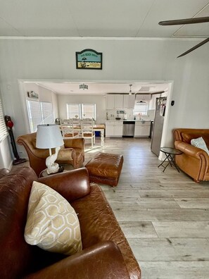 Téléviseur connecté, table de ping-pong, livres, chaîne audio