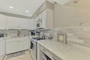 Fridge, microwave, oven, stovetop - Near The Beach, Heated Pools, Clay Tennis Courts... Vacation in Paradise! (Sarasota)