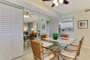 Dining - Near The Beach, Heated Pools, Clay Tennis Courts... Vacation in Paradise! (Sarasota)