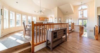 Dolphin's Song -Corolla, Villages at Ocean Hill, 350 Yds to Beach, Pets OK, Hot Tub, Community Pools