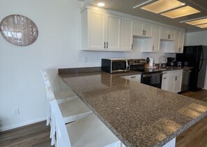 Geladeira, micro-ondas, fogão, cooktop