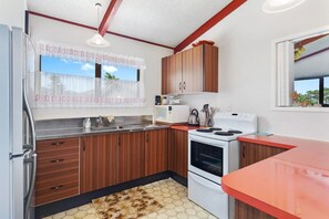 Geladeira, fogão, cooktop, talheres/pratos/utensílios de cozinha