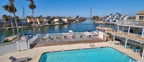 Een binnenzwembad en een buitenzwembad