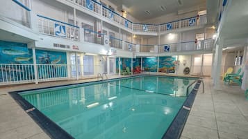 Alberca techada y alberca al aire libre